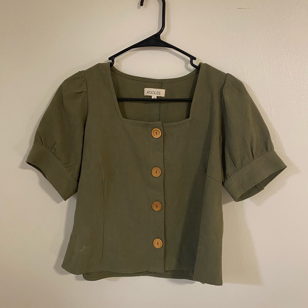 SUPER CUTE GREEN ROOLEE BUTTON UP